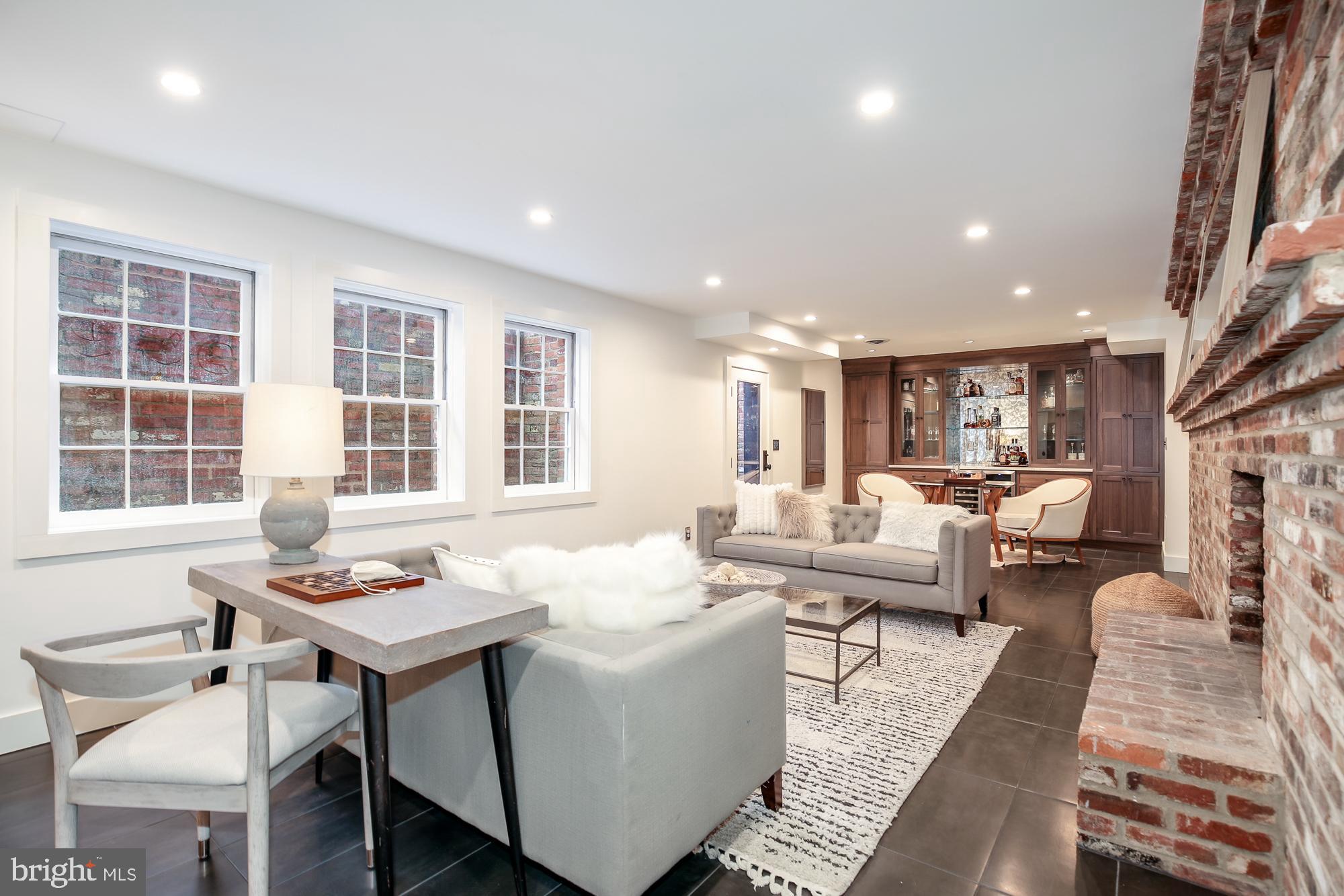 WHITEHALL MANOR - Residential