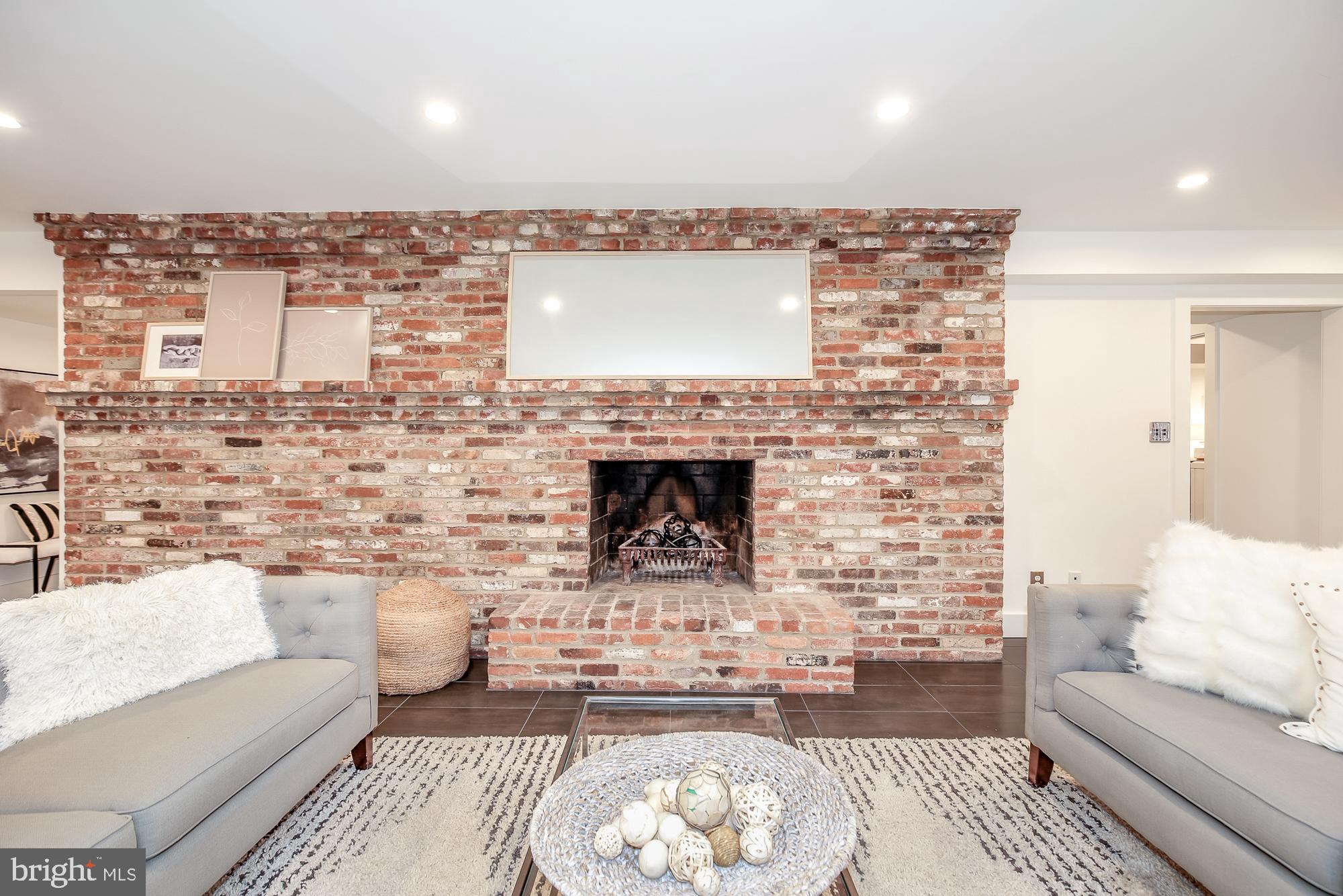 WHITEHALL MANOR - Residential