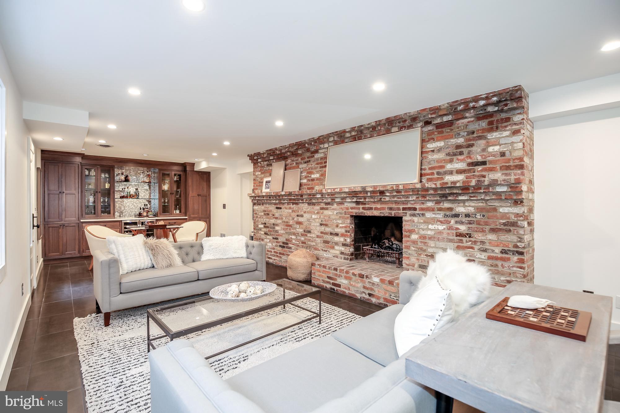 WHITEHALL MANOR - Residential