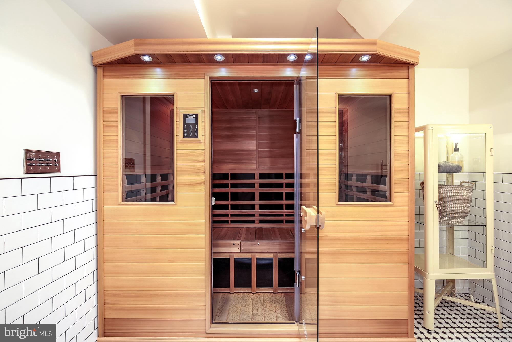 WHITEHALL MANOR - Residential