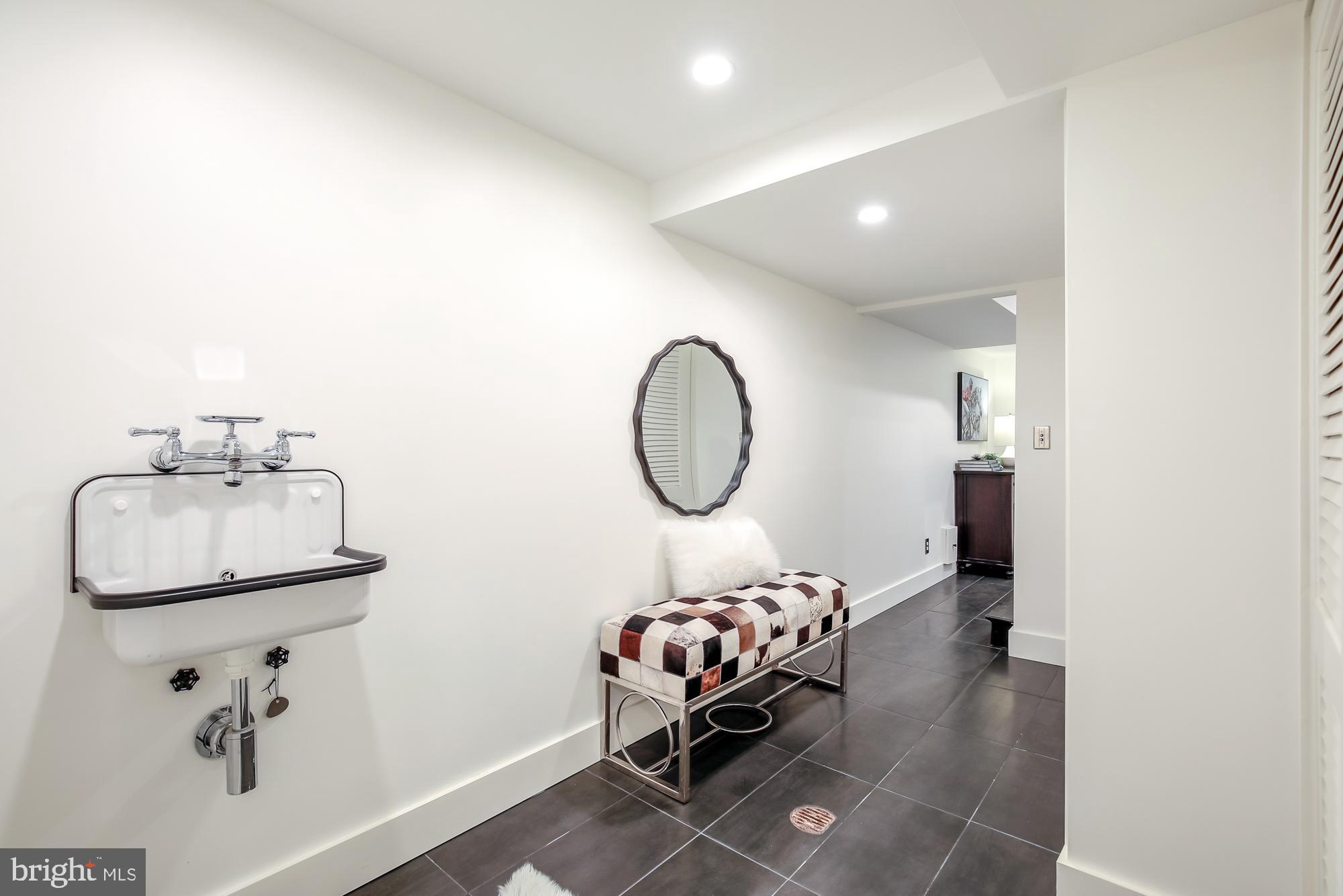 WHITEHALL MANOR - Residential