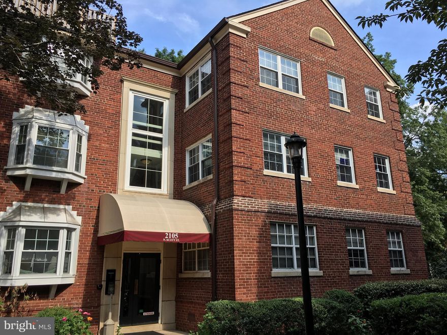 This 1BR/1BA Arlington condo features a walk-in closet, updated bathroom, new blinds & windows. Minutes to HQ2, Rosslyn, grocery stores & more! Inquire further for application details.