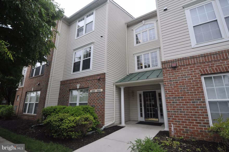 FRESHLY PAINTED, MOVE-IN-READY 2ND FLOOR CONDO IN NEW TOWN W/FOYER ENTRY, 2 MASTER SUITES, MASTER BATH (W/WHIRLPOOL SOAKING TUB), FRONT-LOADING WASHER & DRYER, KITCHEN W/BREAKFAST BAR THAT OPENS TO DR/LR AREA, LR W/GAS FIREPLACE, GLEAMING WOOD FLOORS, SEPARATE STORAGE ROOM, AND PRIVATE BALCONY. ELEVATOR BUILDING, COMMUNITY POOL, TENNIS COURTS, & CLOSE TO ALL LOCAL AMENITIES. EASY ACCESS TO 695.