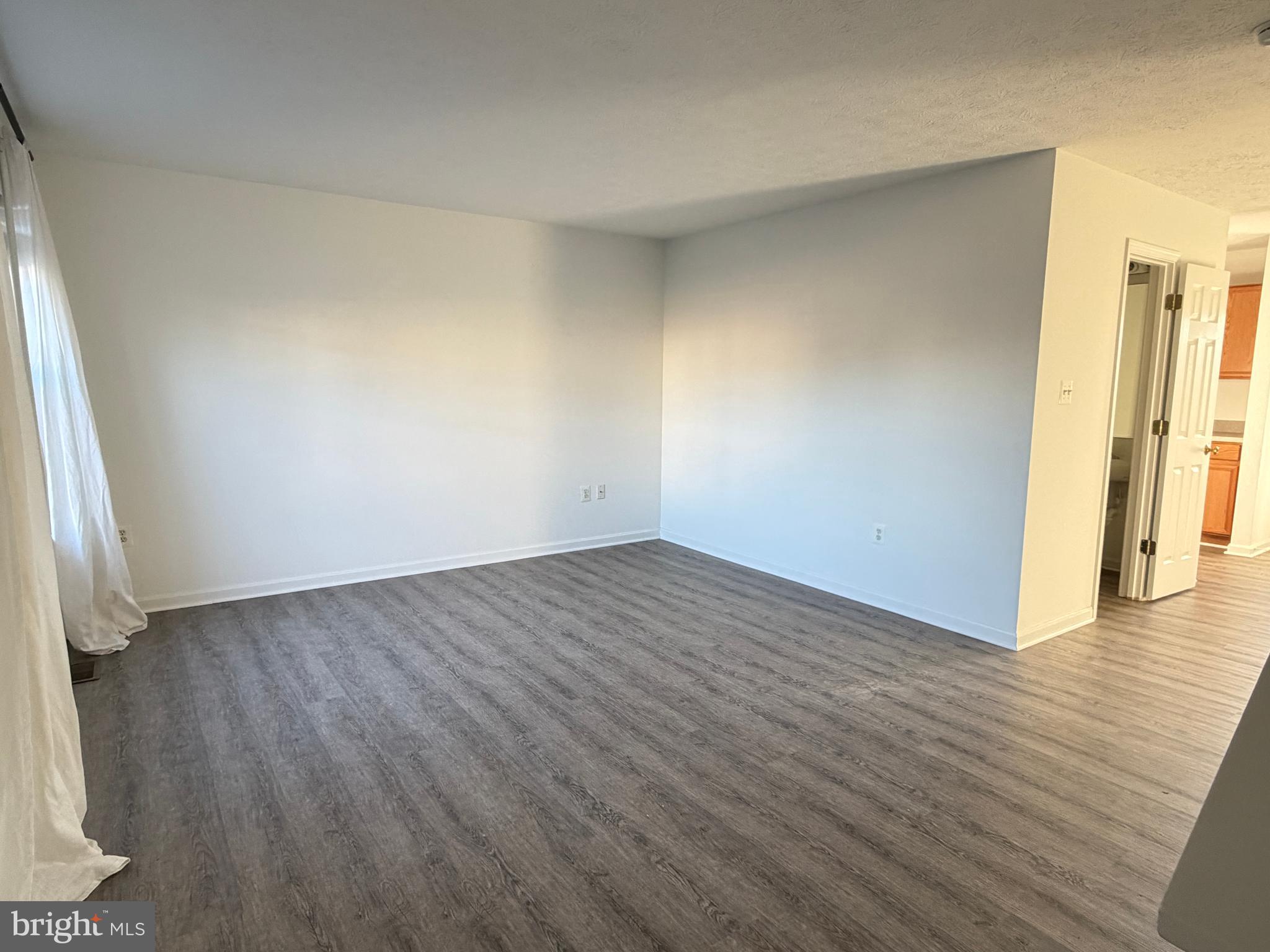 LAKEVIEW TOWNHOUSES - Residential Lease