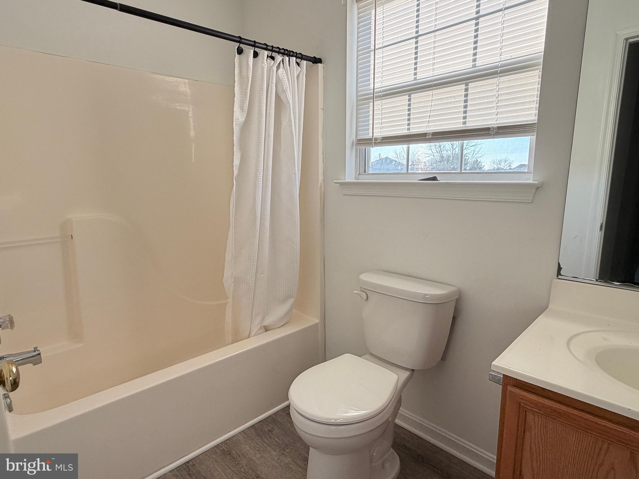 LAKEVIEW TOWNHOUSES - Residential Lease