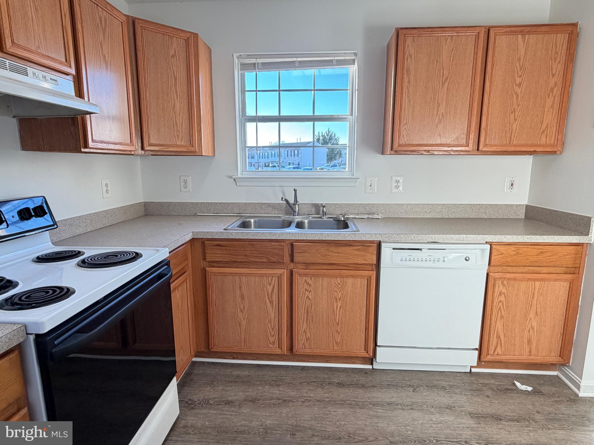 LAKEVIEW TOWNHOUSES - Residential Lease