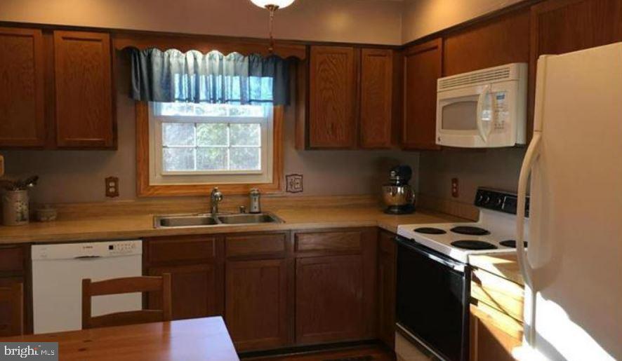 COUNTRY WOOD ESTATES - Residential Lease