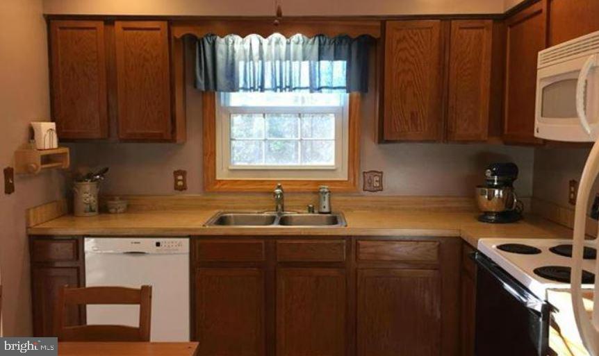 COUNTRY WOOD ESTATES - Residential Lease