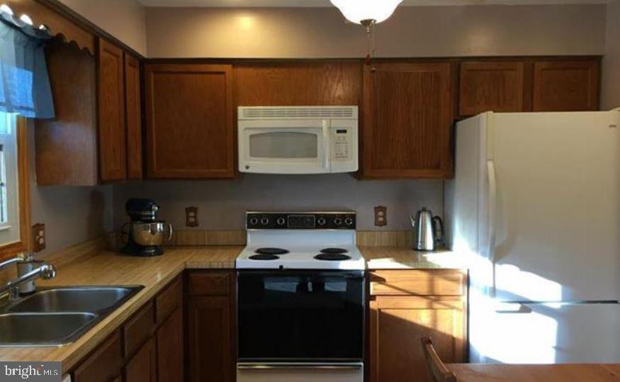 COUNTRY WOOD ESTATES - Residential Lease