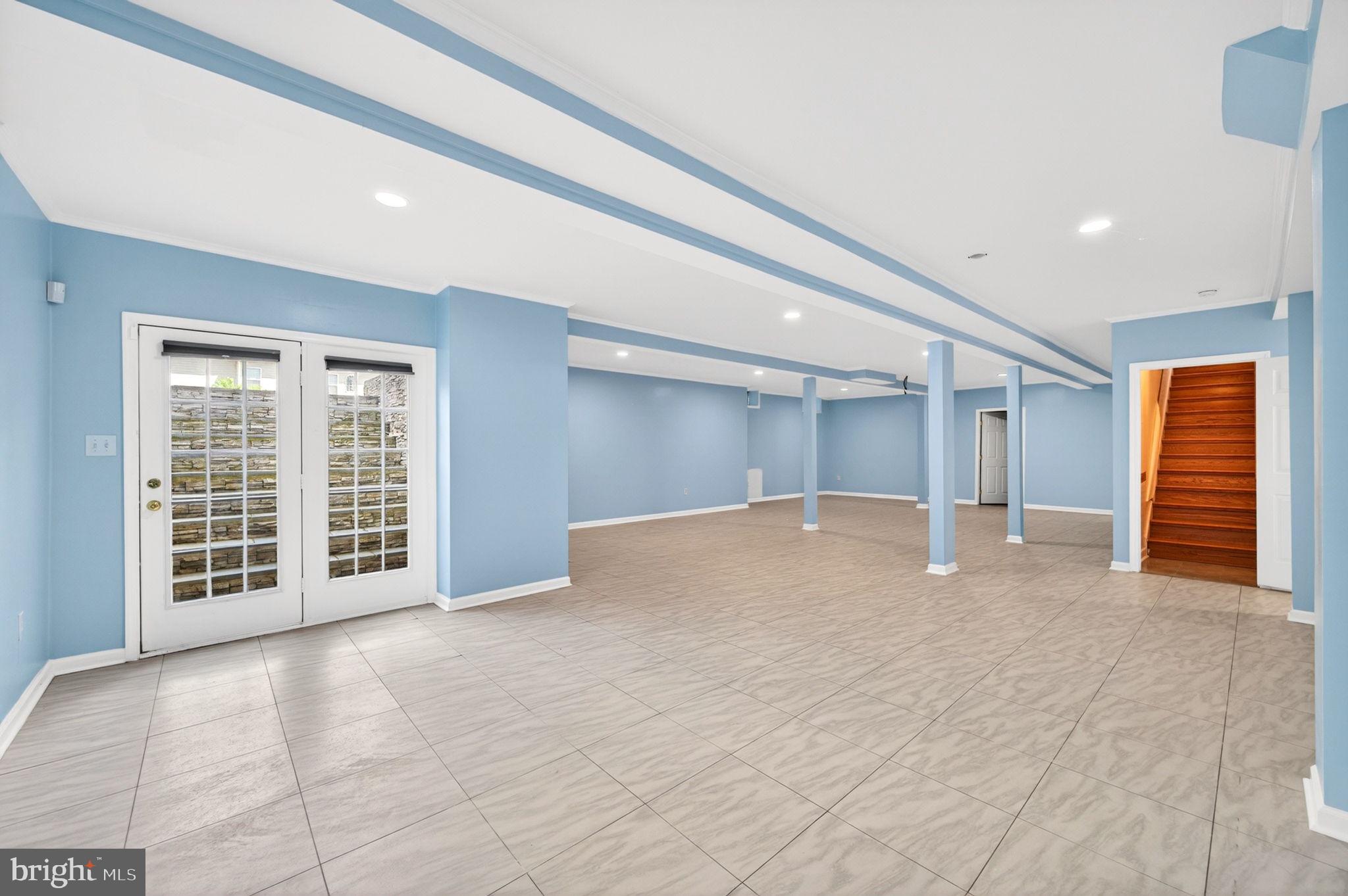 PARADISE MANOR - Residential