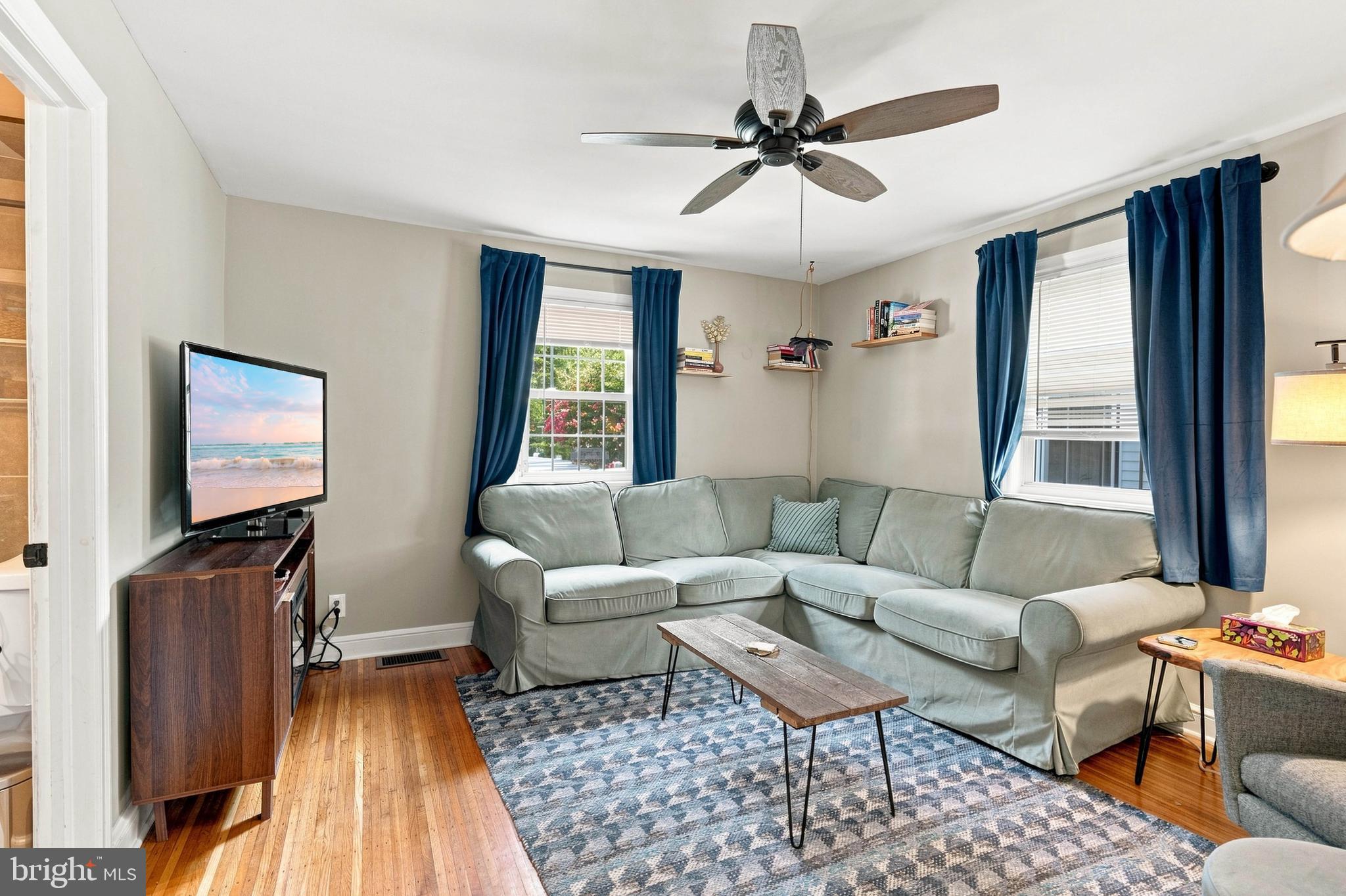 545 W KINGS HIGHWAY