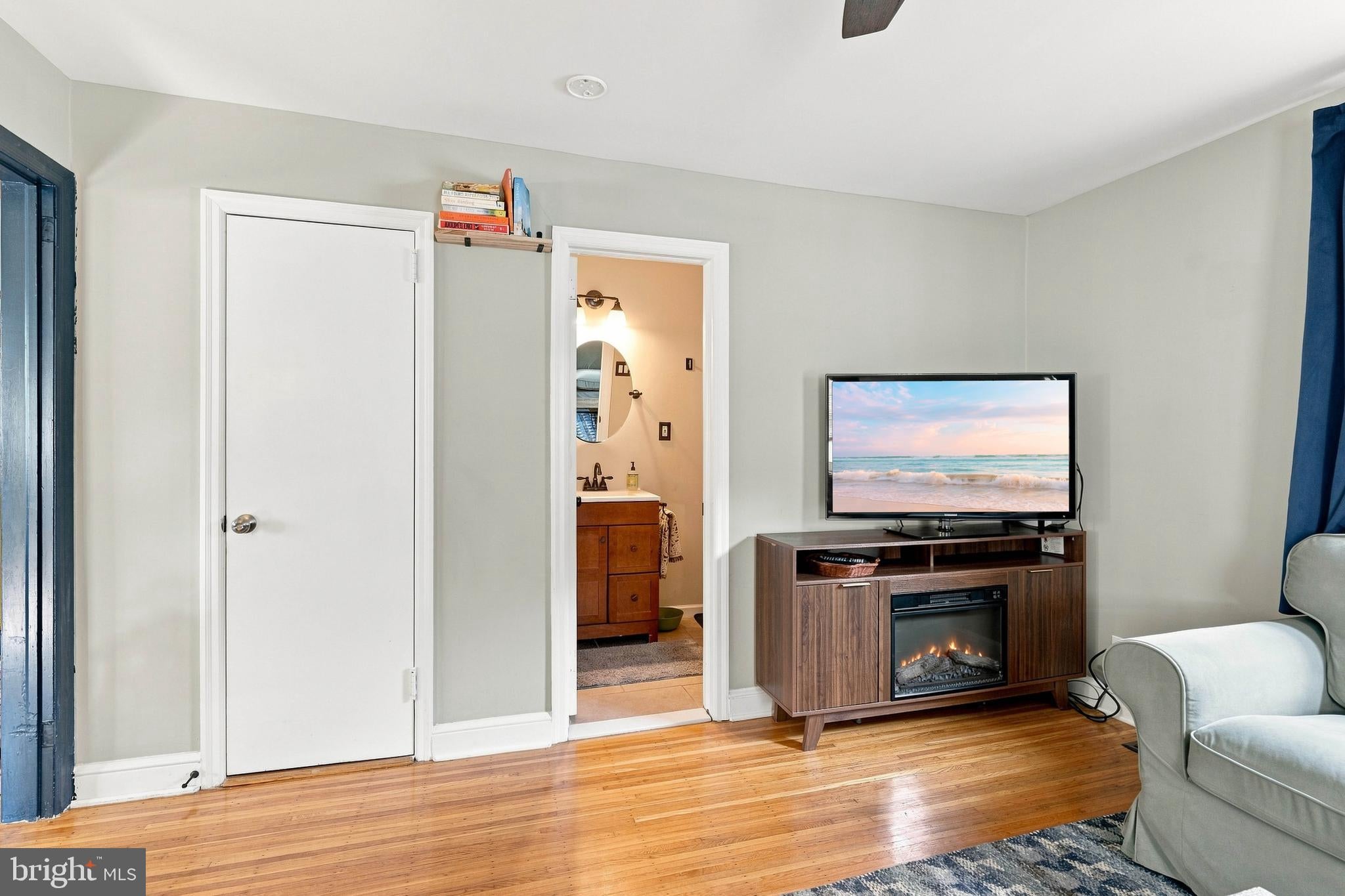 545 W KINGS HIGHWAY