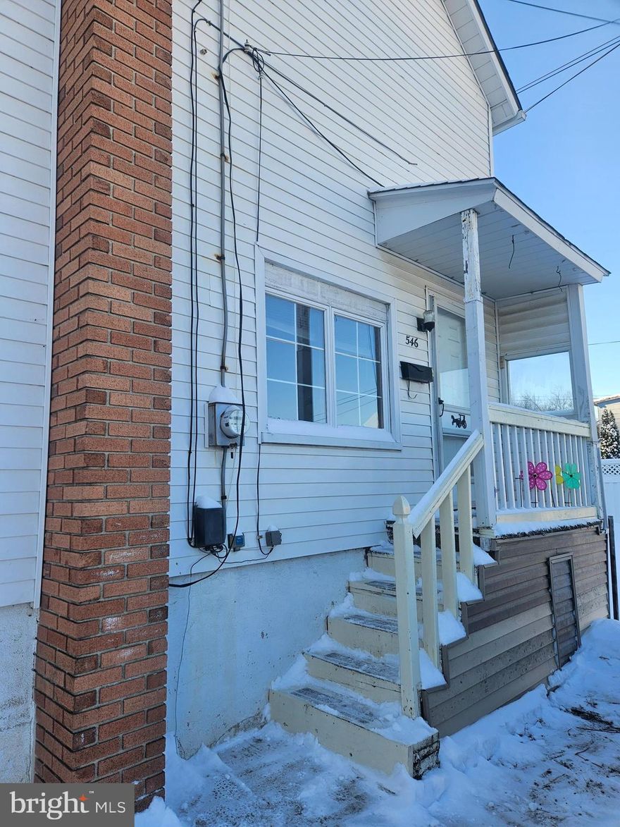 Cozy and very affordable 2-3 bedroom home.  1 of the bedrooms would be a walkthrough.  Small yard, 1st fl laundry.  Easy drive to Lehigh valley, 76,81,80, 209,308