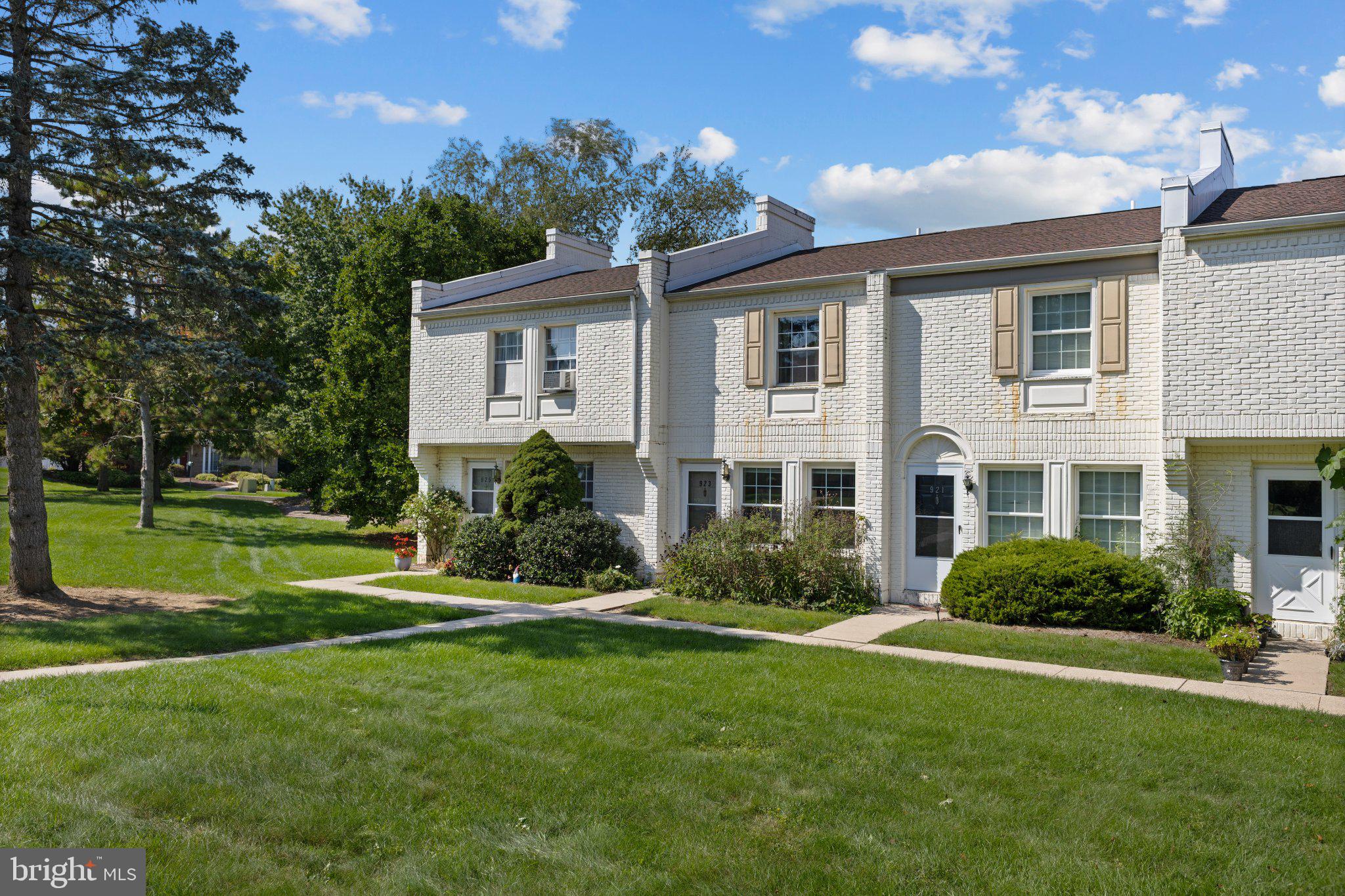 923 STRATFORD COURT