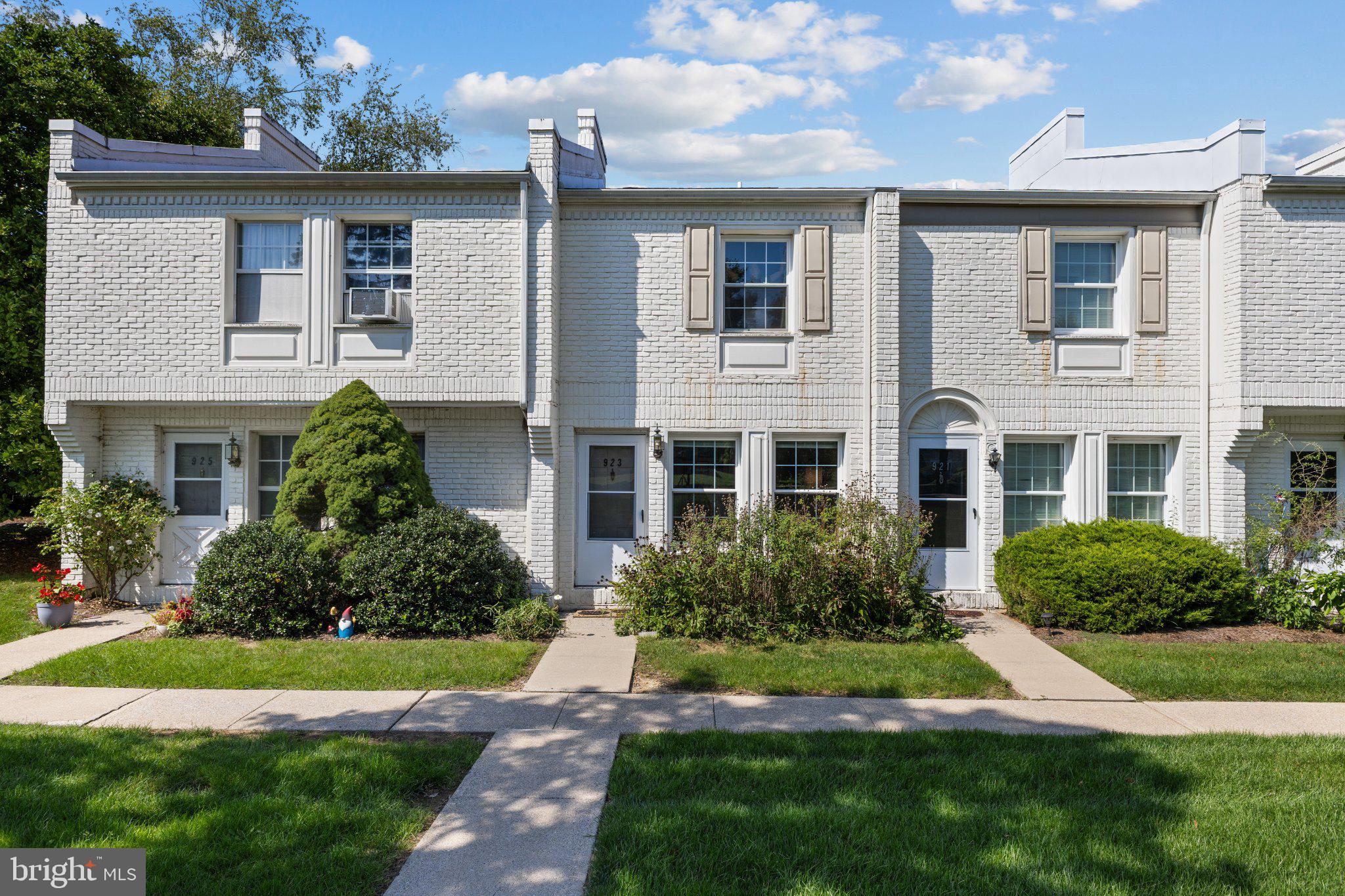 923 STRATFORD COURT
