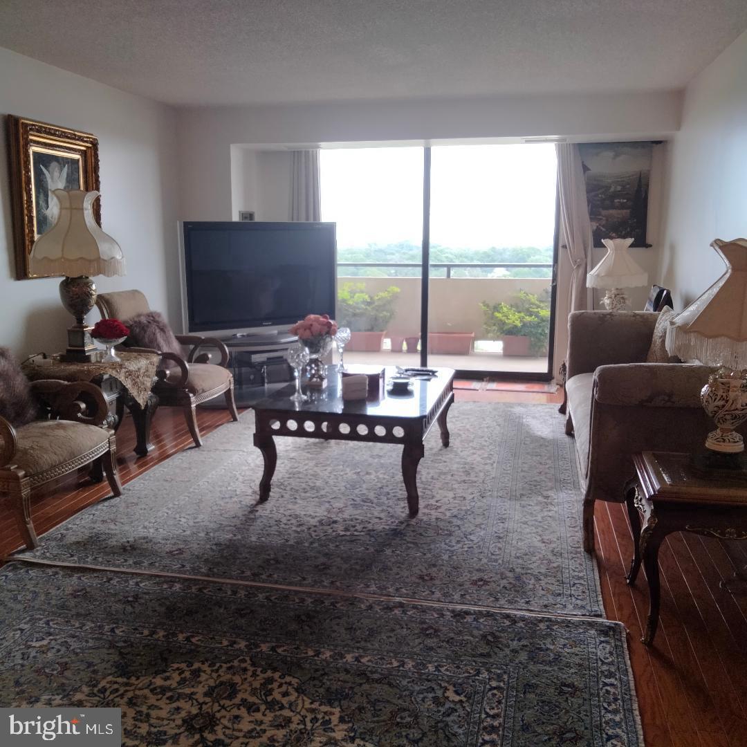 1800 OLD MEADOW ROAD 1412