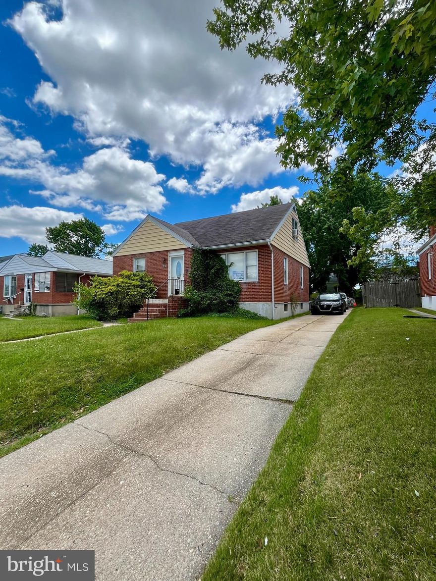 Investor special! 4BR/1.5BA home with finished basement and large backyard. Great opportunity for investors or buyers looking to build equity. Conveniently located near shopping, dining, schools, and commuter routes. Sold AS-IS.