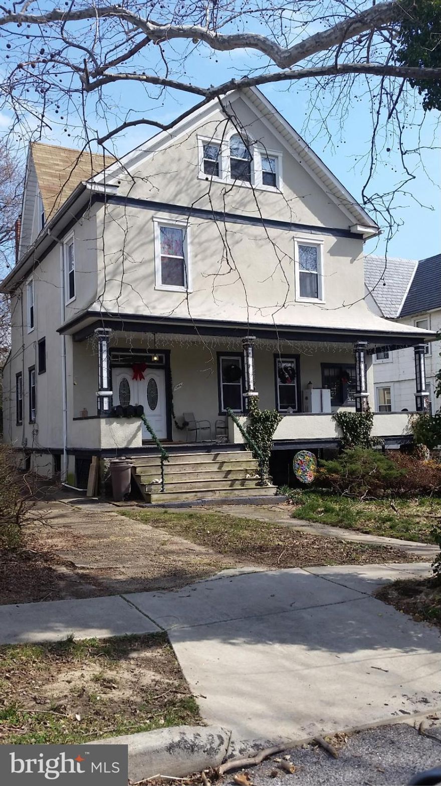 OPEN SATURDAY 12-1pm Agent will have applications on site. 3rd floor 1bedroom/1bath efficiency, Washer/dryer in basement, gas/water included.Tenant responsible for electric (unit and common entryway.) Non smokers only, pets on case by case. $35 non refundable fee w/application for credit/criminal security check per adult financially responsible. Seller will consider Sec 8. apps.