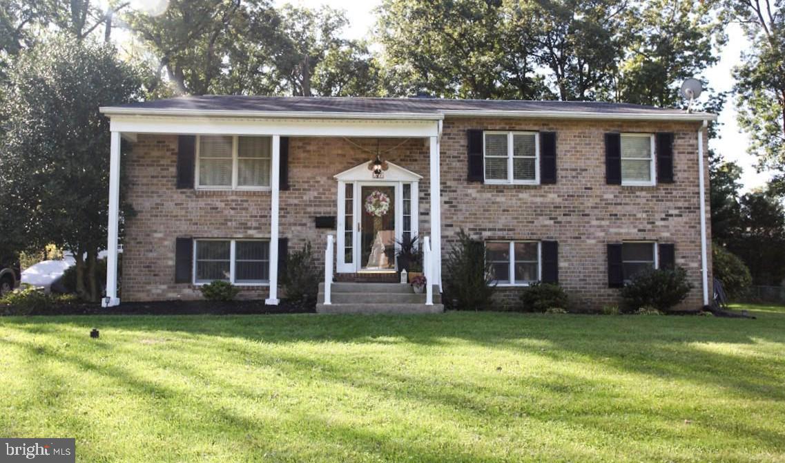 Very well-maintained house in Woodbridge community. 4 Bedroom, 4 bathroom and two kitchens perfect for a large family. Huge lot that can be subdivided to build a new house. Easy access to Parks, major highways, shopping, grocery, entertainment and prayer centers. Brand new roof replaced in May 2025.
