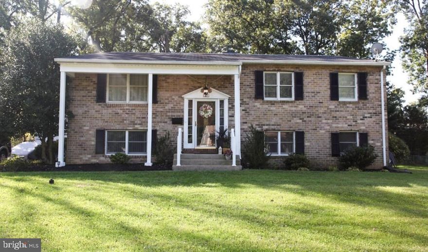Very well-maintained house in Woodbridge community. 4 Bedroom, 4 bathroom and two kitchens perfect for a large family. Huge lot that can be subdivided to build a new house. Easy access to Parks, major highways, shopping, grocery, entertainment and prayer centers.  Brand new roof replaced in May 2025.