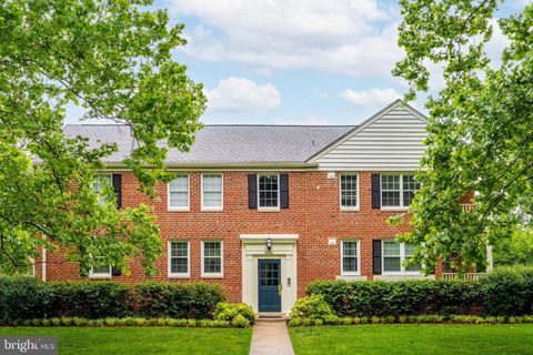 Photo of 6718 W Wakefield Drive #B2, ALEXANDRIA, VA 22307 (MLS # VAFX2315644)