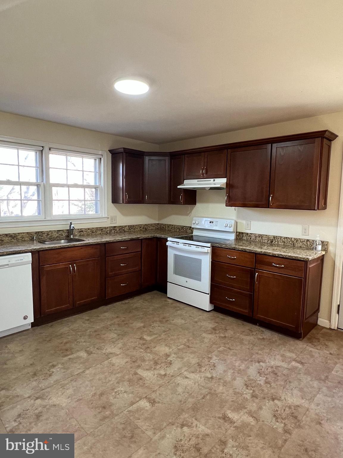 KEMP MILL ESTATES - Residential Lease