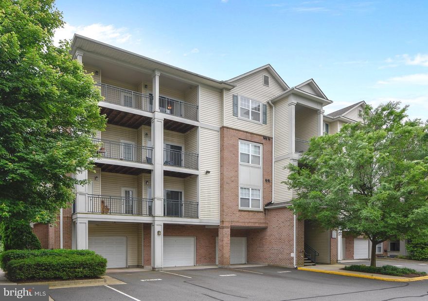 Top Fl 2 BD, 2 BA unit, x-large balcony - 145 SQ FT of outdoor space, oversized garage, driveway & addtl parking space. Move-in ready, freshly painted, gourmet kitchen, granite countertops, SS appliances, sep utility/laundry, DN w/ built-ins & work desk, LR w/ gas fireplace, MBD w/large soaking tub & spacious walk in. Mins to Fair Oaks Mall, Fairfax Corner, Wegmans & major commuter routs!