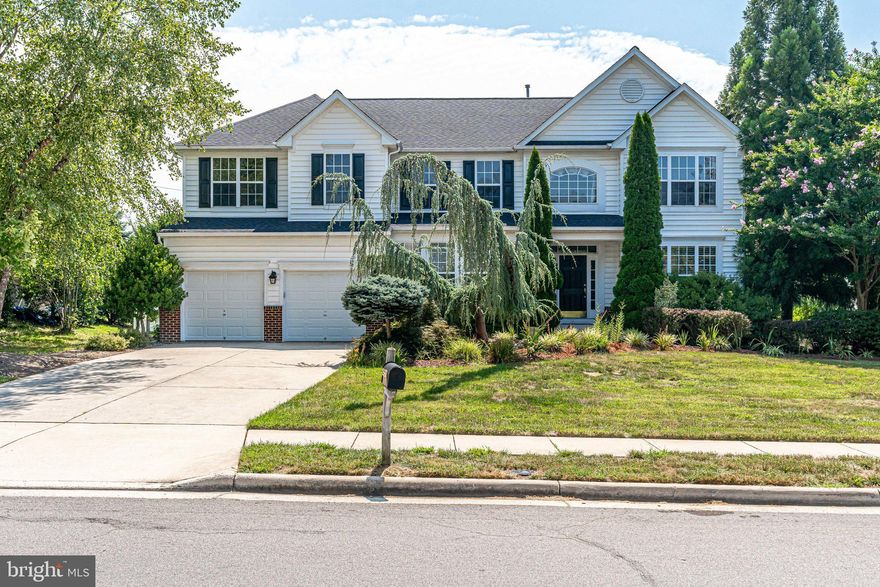 Beautiful Pulte Yorkshire formal model.   fully levels on a beautifully landscaped lot in the highly sought after Blue Spring Farm community! 4+BR/4.5BA and 5000+ finished square feet. Hardwood floor and porcelain tiles on main level. Family room off the kitchen with gas FP. Main level features a formal dining room, living room, private office space, and sunroom. Gourmet kitchen has granite counters, SS appliances, breakfast bar, and new cooktop. 2nd family room on upper level. Spacious master BR with high ceilings, walk-in closet. Luxury master bath with soaking tub, walk-in shower. Finished LL with huge rec room, full bath, wet bar, and potential 5th bedroom. Patio area surrounded by beautiful landscaping with sprinkler system. Amazing Location   Surrounded by Parks, Great Schools, close to Pleasant Valley Golf Club and South Riding Golf Club, minutes from Rt. 50!