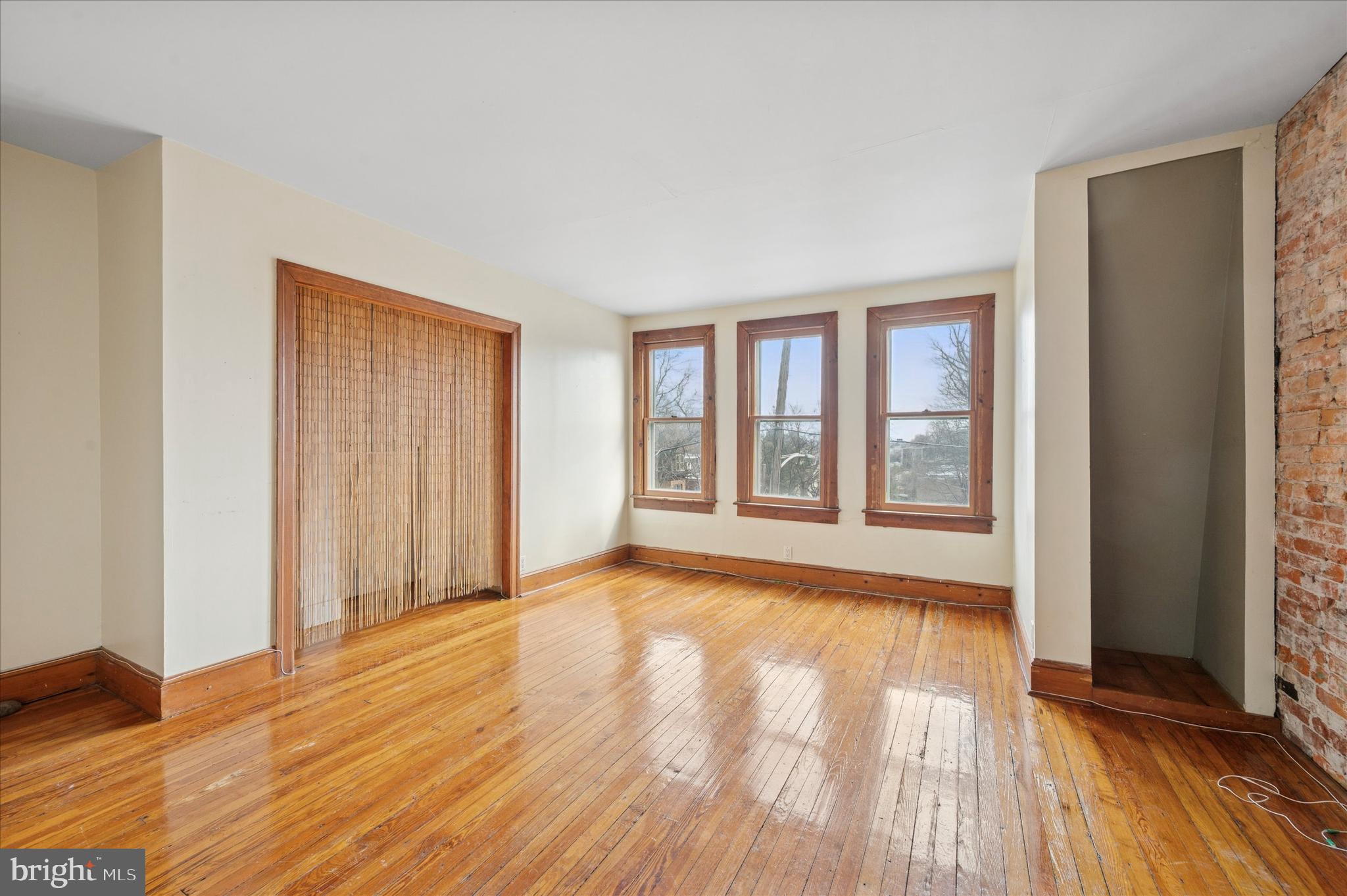 UNIVERSITY CITY - Residential Income