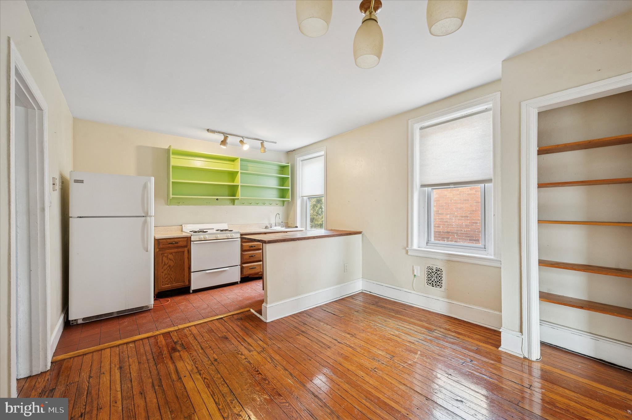 UNIVERSITY CITY - Residential Income