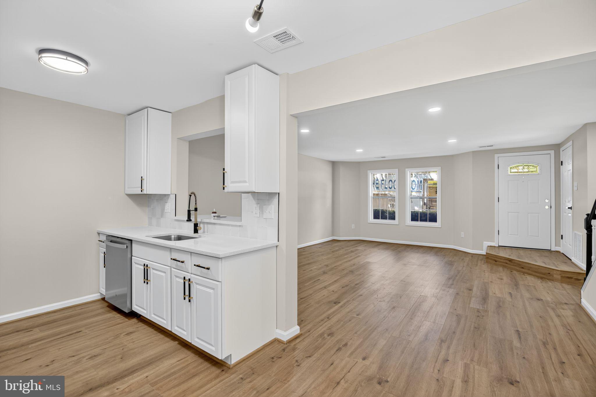 3733 AMSTERDAM TERRACE 9-95