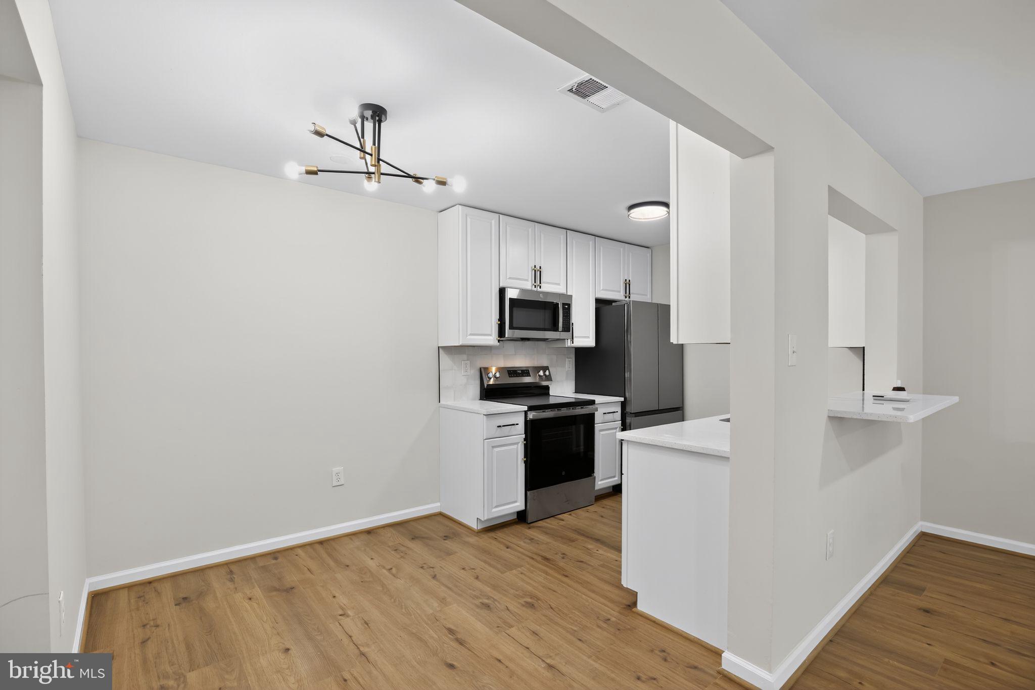 3733 AMSTERDAM TERRACE 9-95