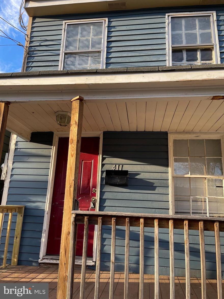 2 bedroom 1 bath duplex located in downtown Fredericksburg. Minutes from VRE and downtown restaurants and shopping. Section 8 voucher accepted. 
Attached unit also available (409)