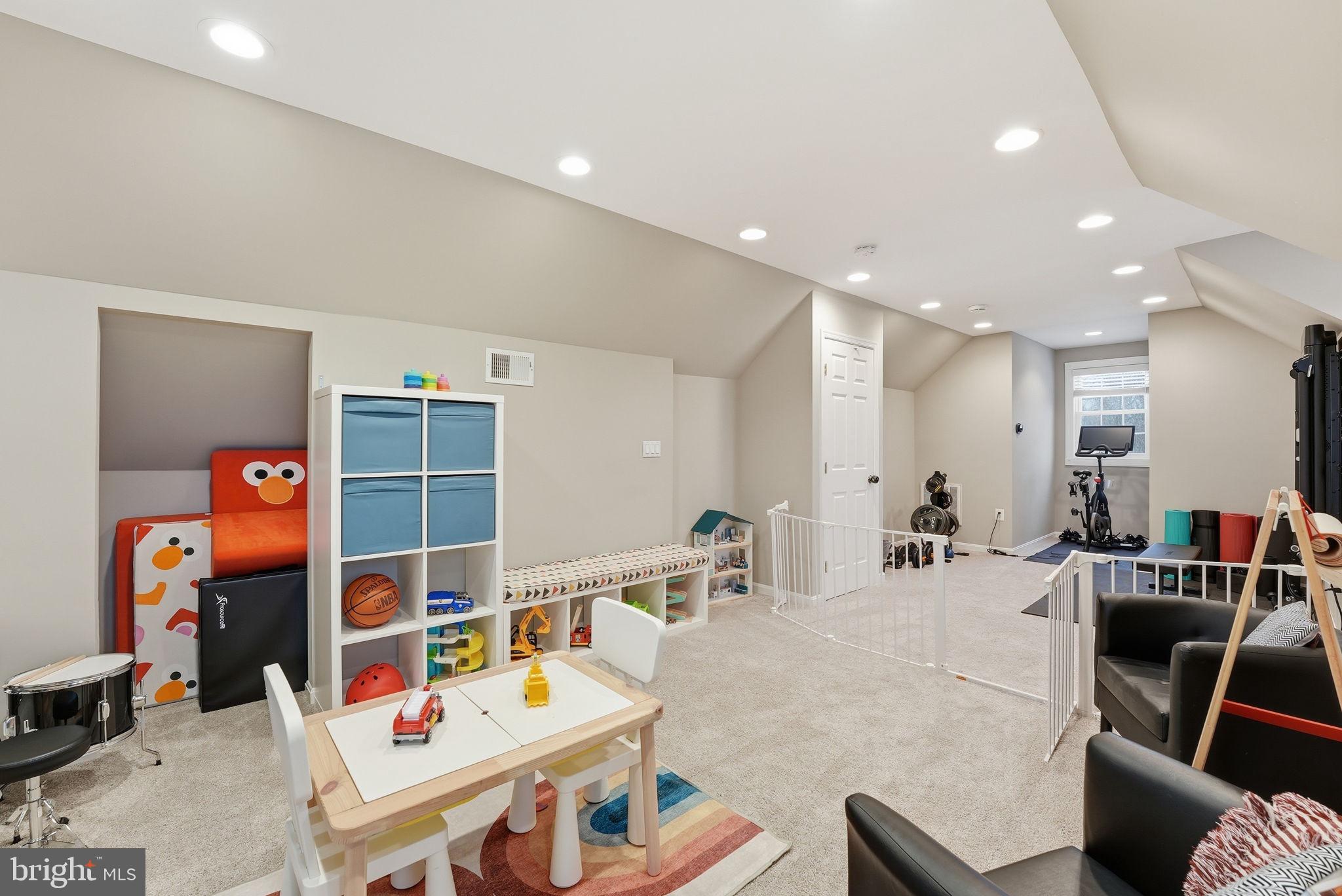 BUCKNELL MANOR - Residential