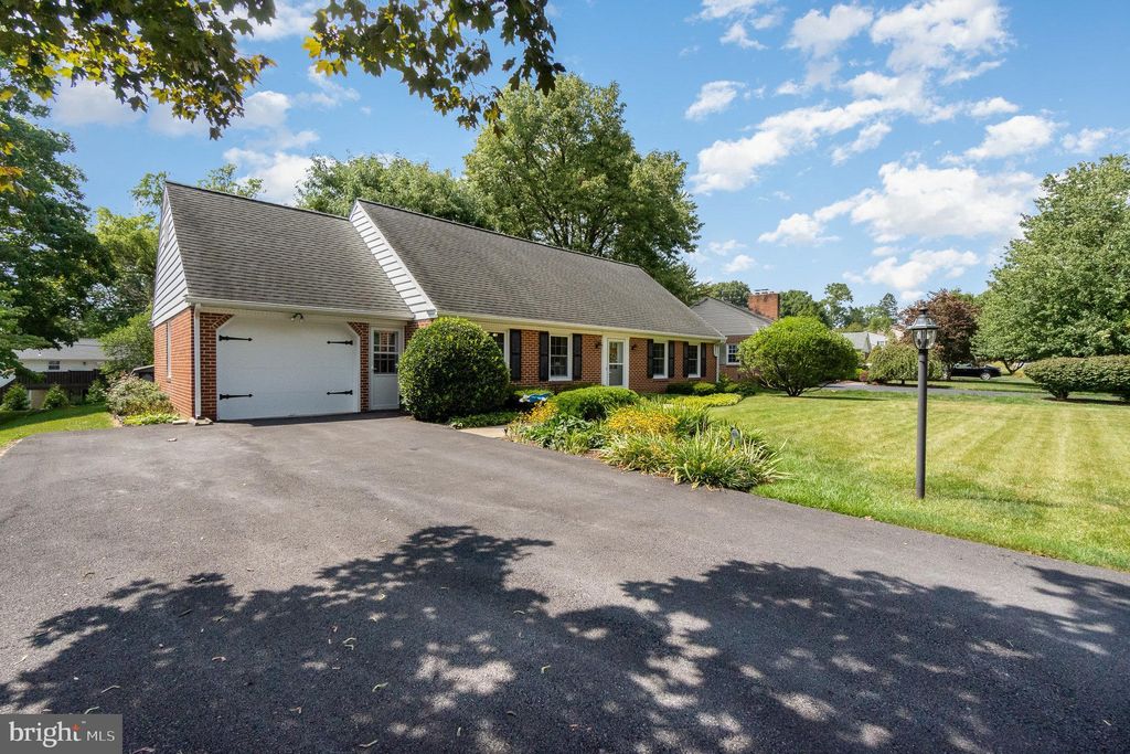 Photo of 52 HOLLY DR, LEOLA, PA 17540 (MLS # PALA2040060)