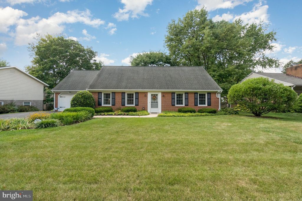 Photo of 52 HOLLY DR, LEOLA, PA 17540 (MLS # PALA2040060)