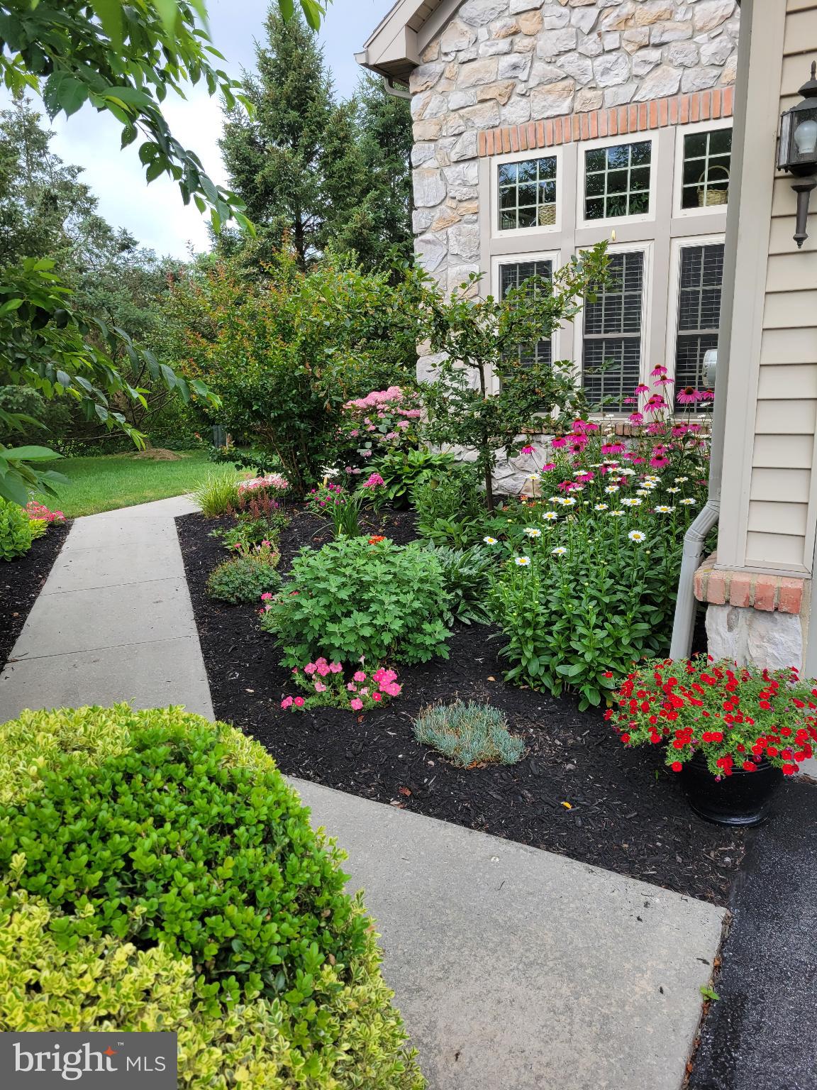 805 BRIAR EDGE COURT