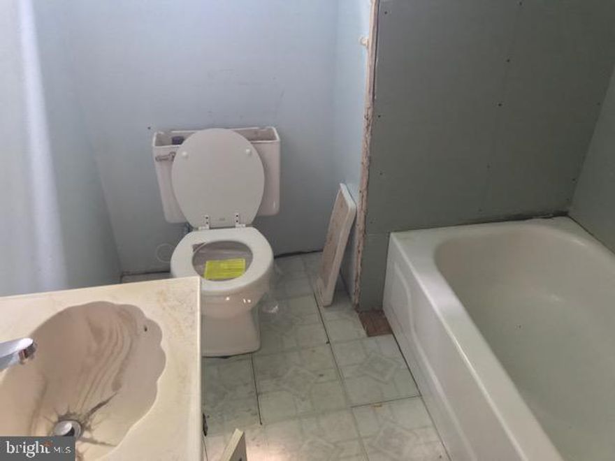 LARGE 2 BEDROOM 1 BATH  BANK OWNED  PROPERTY! PROPERTY CLEANED OUT  SHELL           BUYER RESPONSIBLE FOR ALL CITY CERTS  CALL    AGENT FOR ALL BANK DOCS