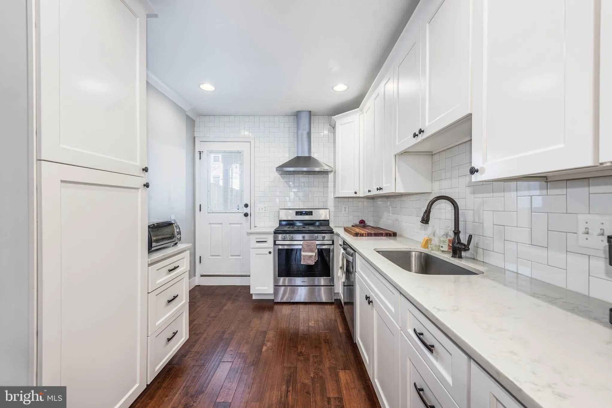 Baltimore, Maryland 21211, United States, 3 Bedrooms Bedrooms, ,3 BathroomsBathrooms,Residential,Pending,12779