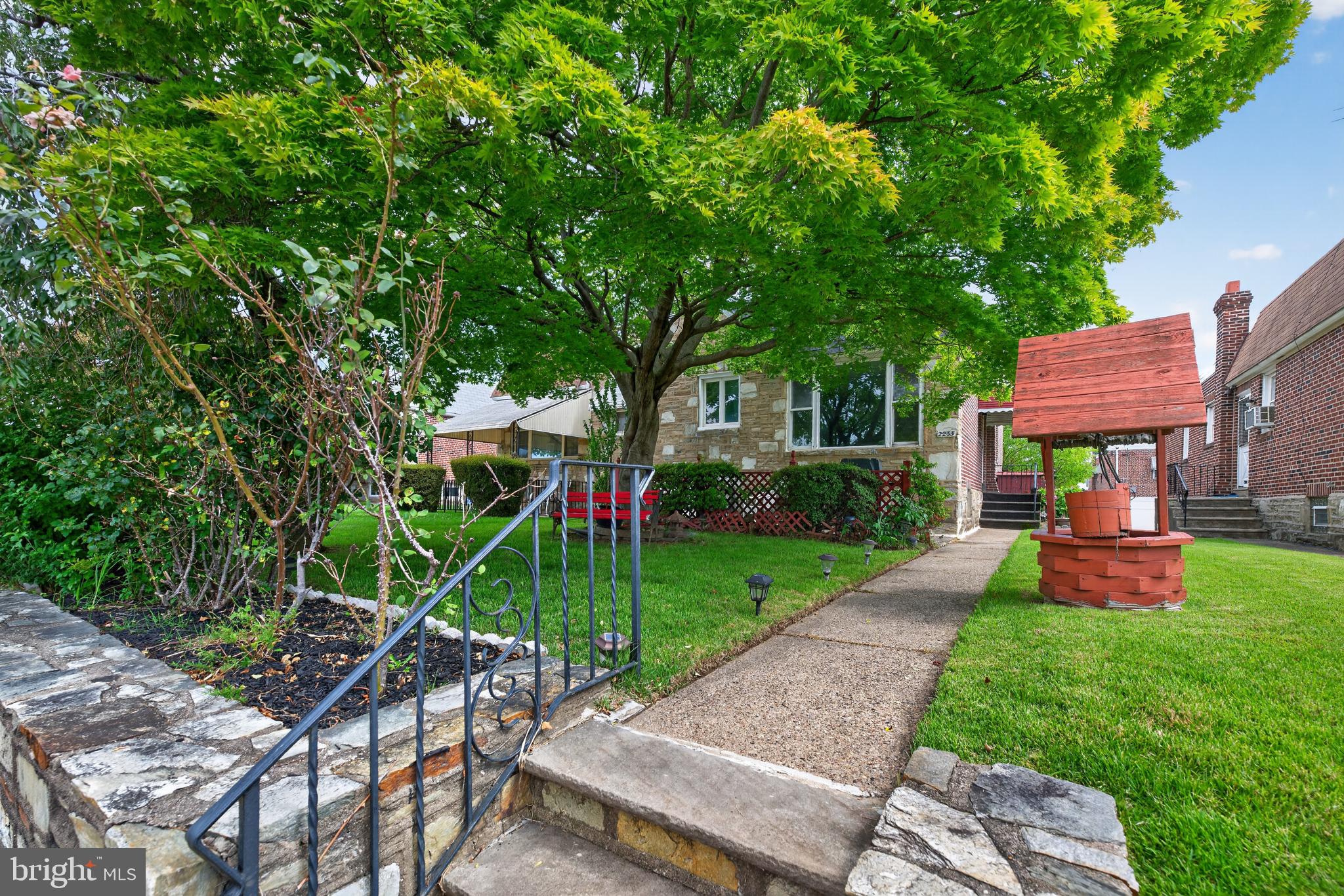 2233 SOLLY AVENUE