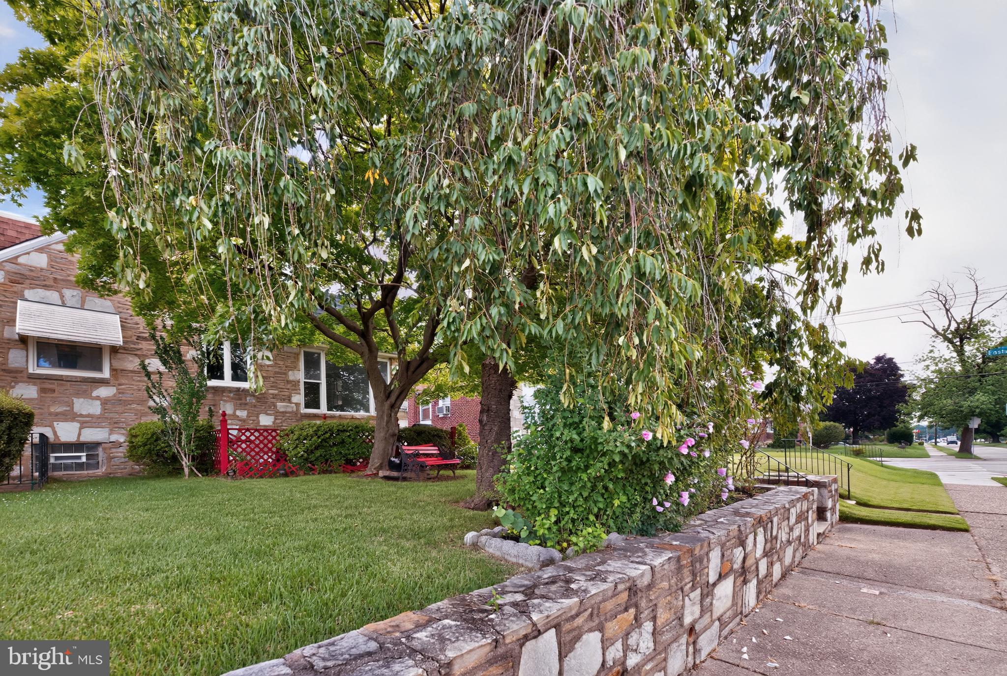 2233 SOLLY AVENUE