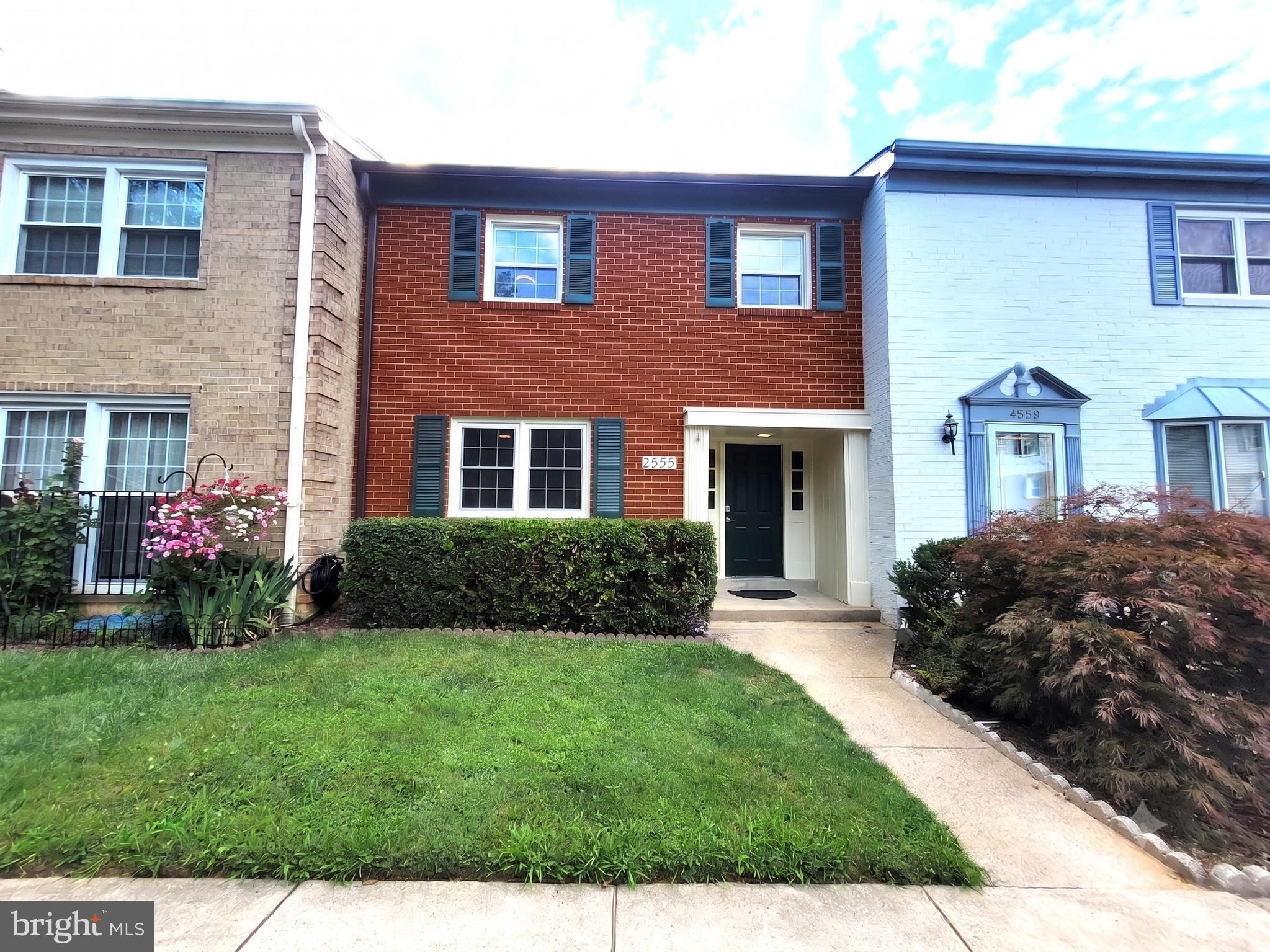 4552 KING EDWARD COURT