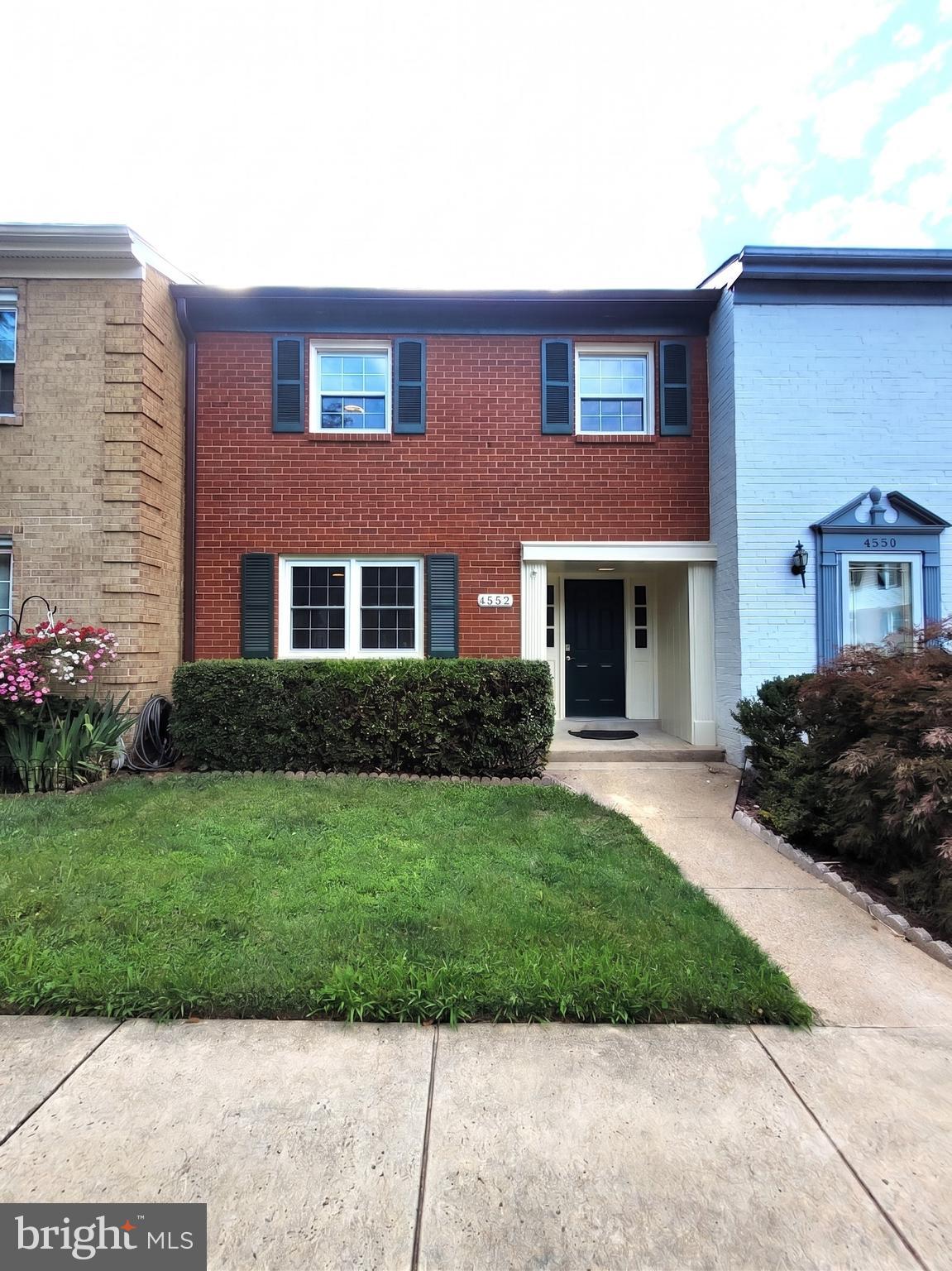 4552 KING EDWARD COURT