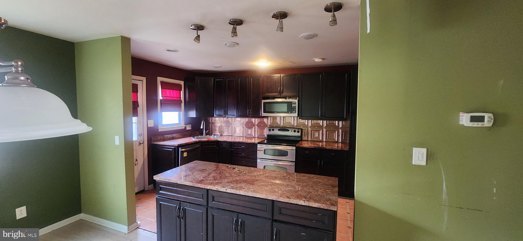 DOUBLE ROCK TOWNHOUSES - Residential