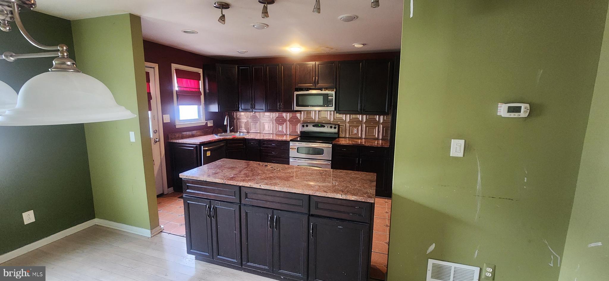 DOUBLE ROCK TOWNHOUSES - Residential