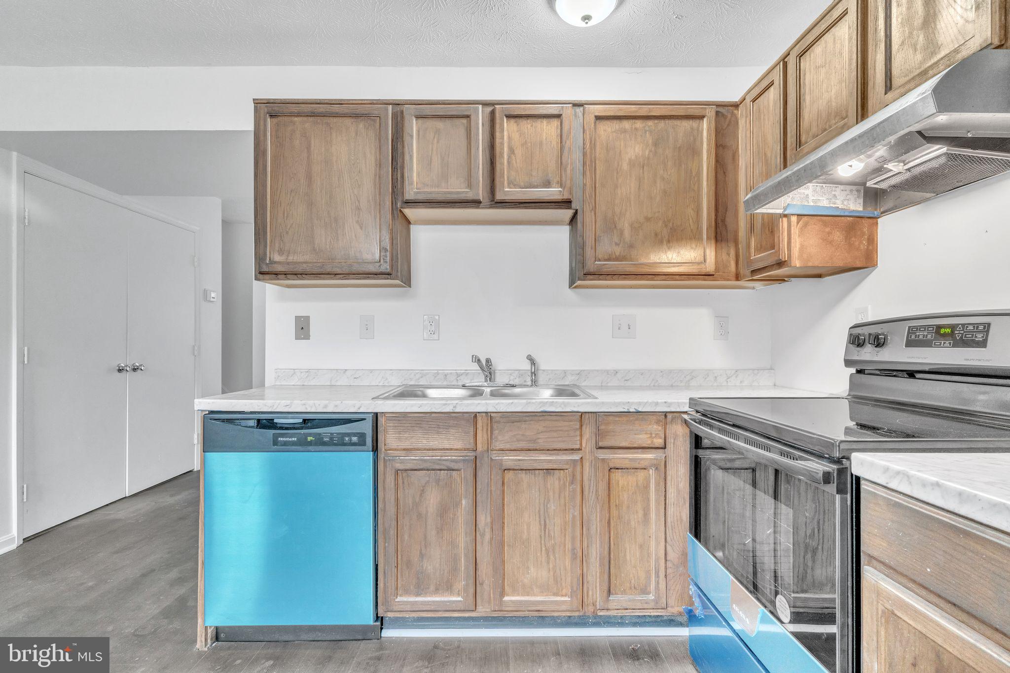 TOWNES AT WESTBURY - Residential Lease