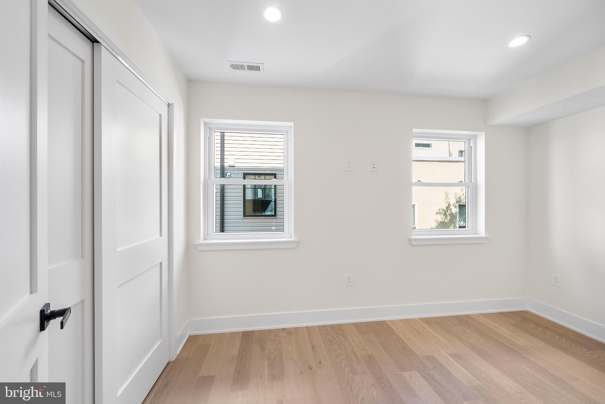 QUEEN VILLAGE - Residential