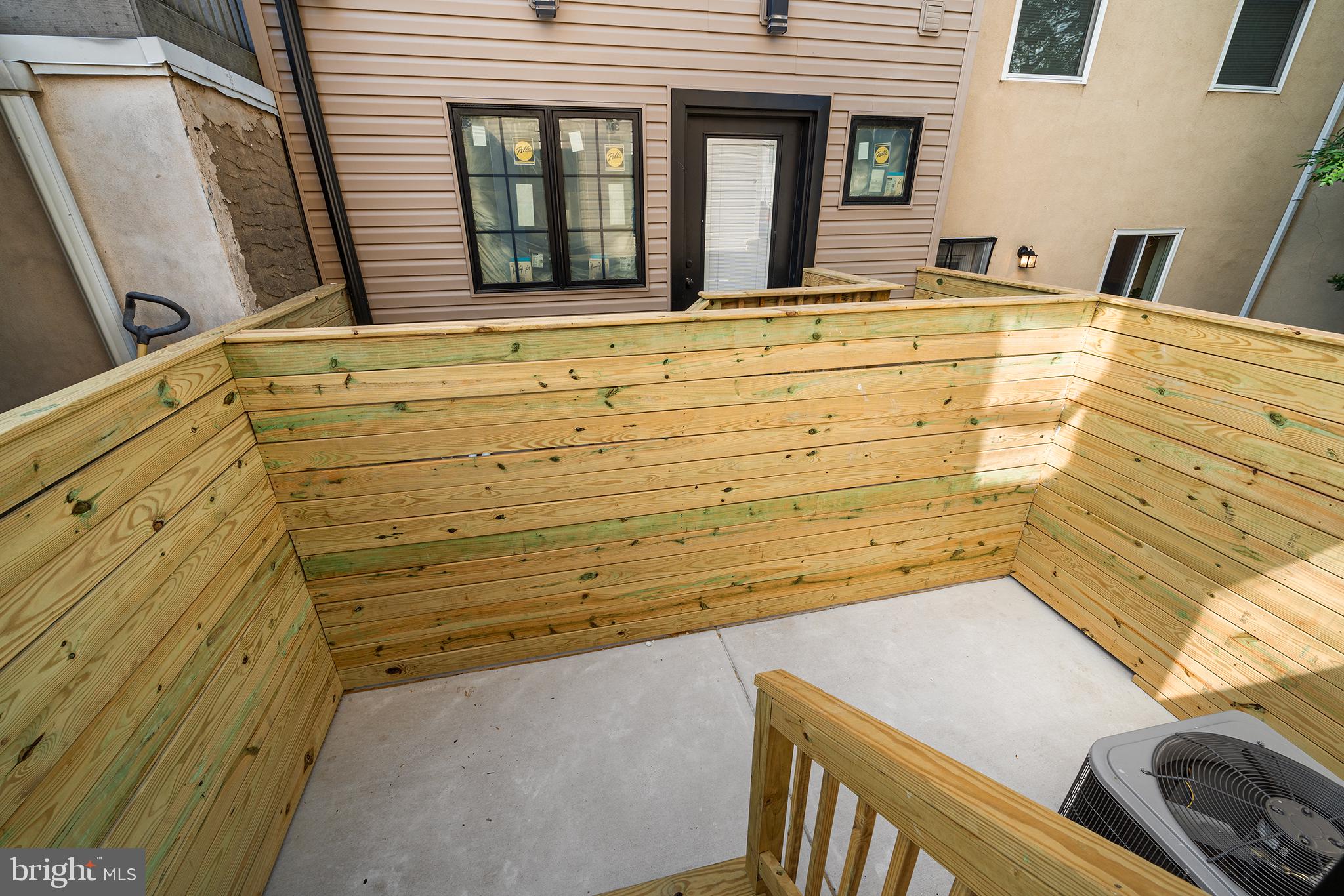 QUEEN VILLAGE - Residential