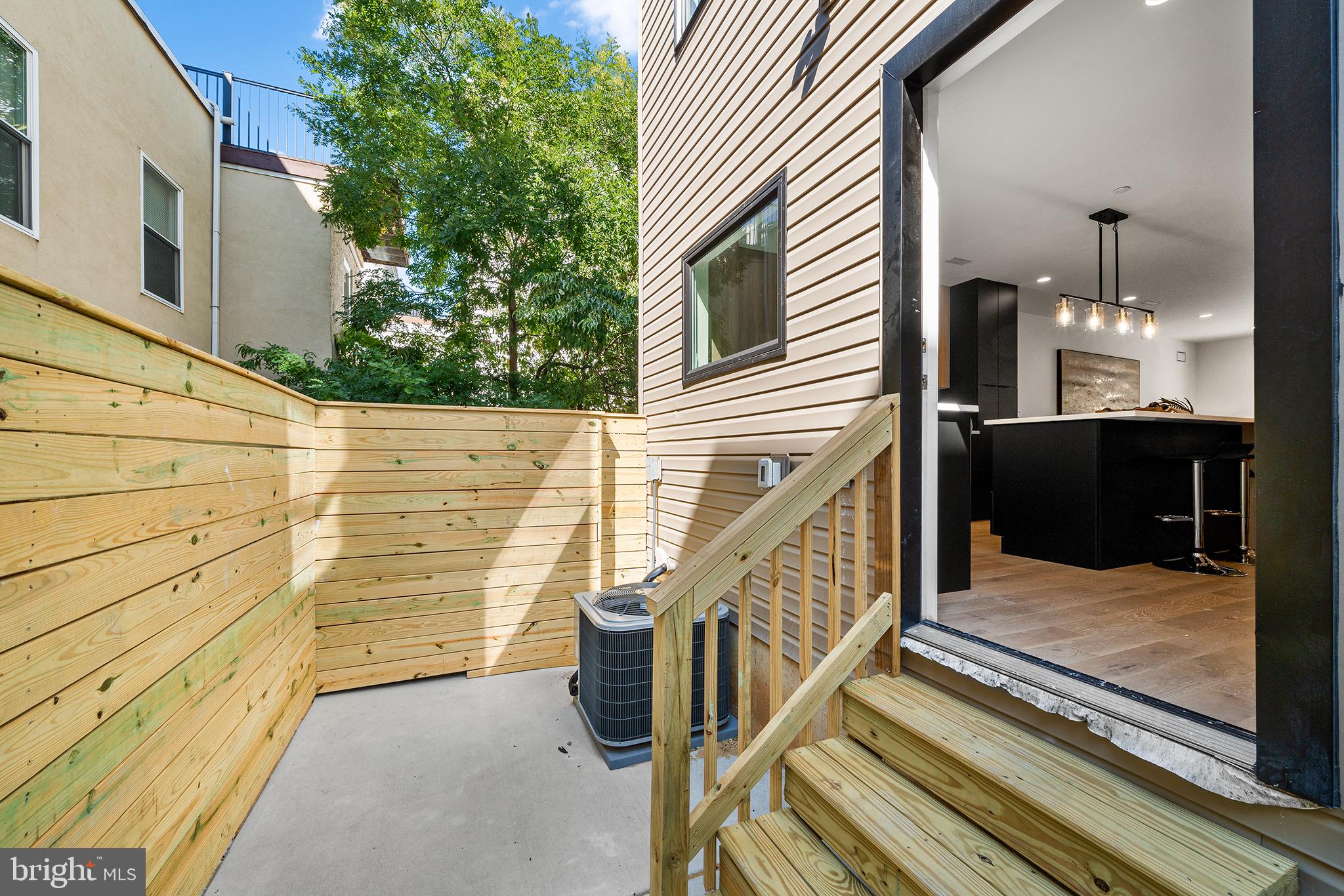 QUEEN VILLAGE - Residential