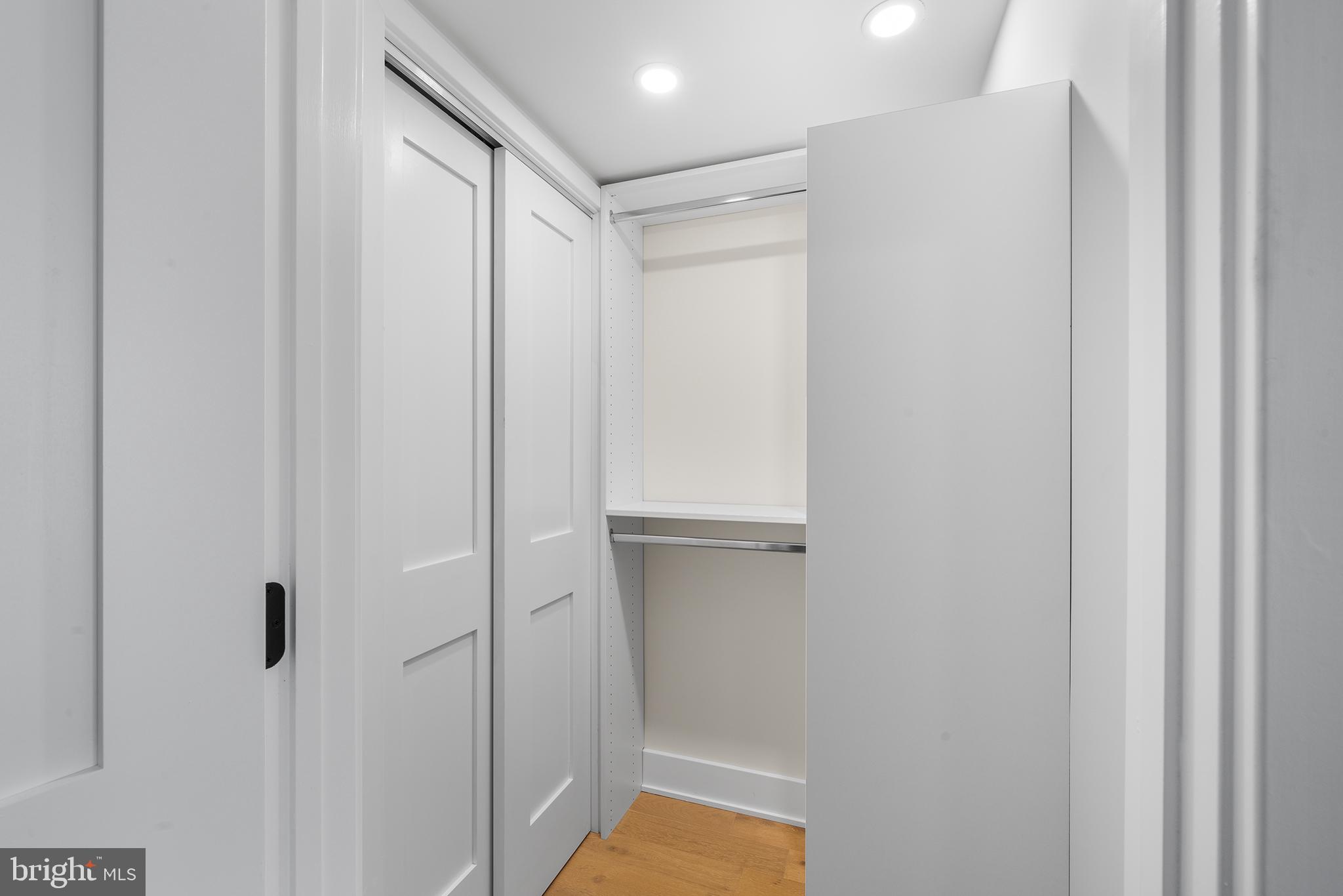 QUEEN VILLAGE - Residential